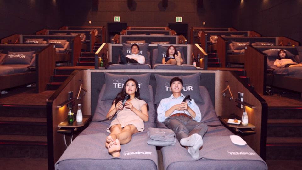 Одинокие в сеуле в кинотеатрах. Кинотеатр с кроватями. Корейский кинотеатр. Кинотеатр в Сеуле. Кинозал в Корее.