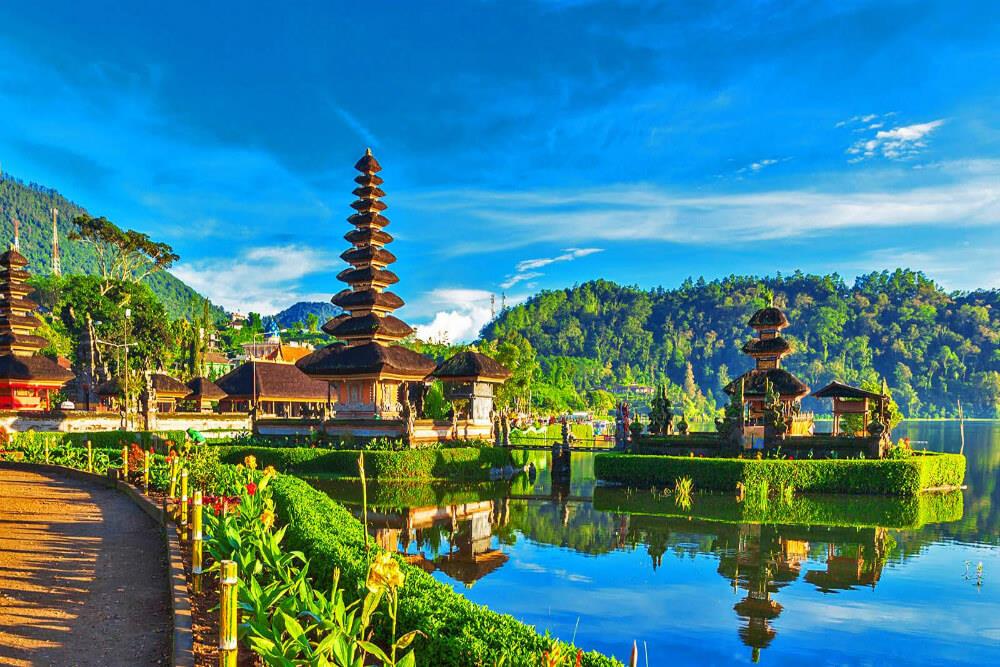 Travel to the most beautiful cities  in Indonesia in 7 days