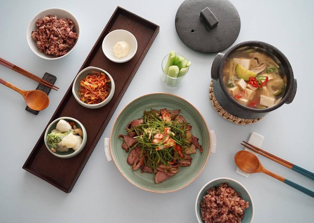 Корейский фуд спб. Глубокие тарелки для корейской еды. Корейская еда дизайн. Корейский фуд дизайн. Суджеби.